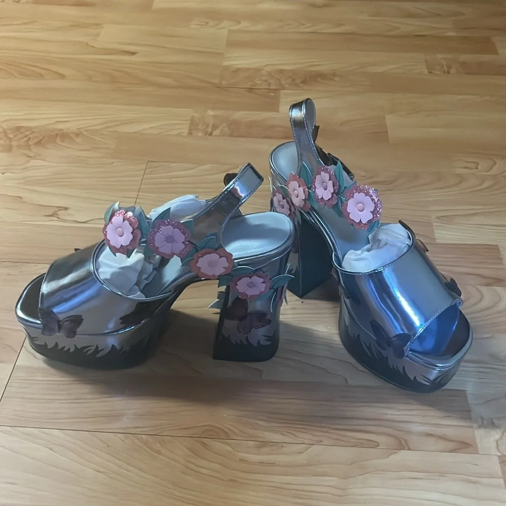 ‼️NWT‼️Dolls Kill X Sugar Thrillz Silver and Pink Floral Platform Sandals Size 9 - Picture 2 of 6